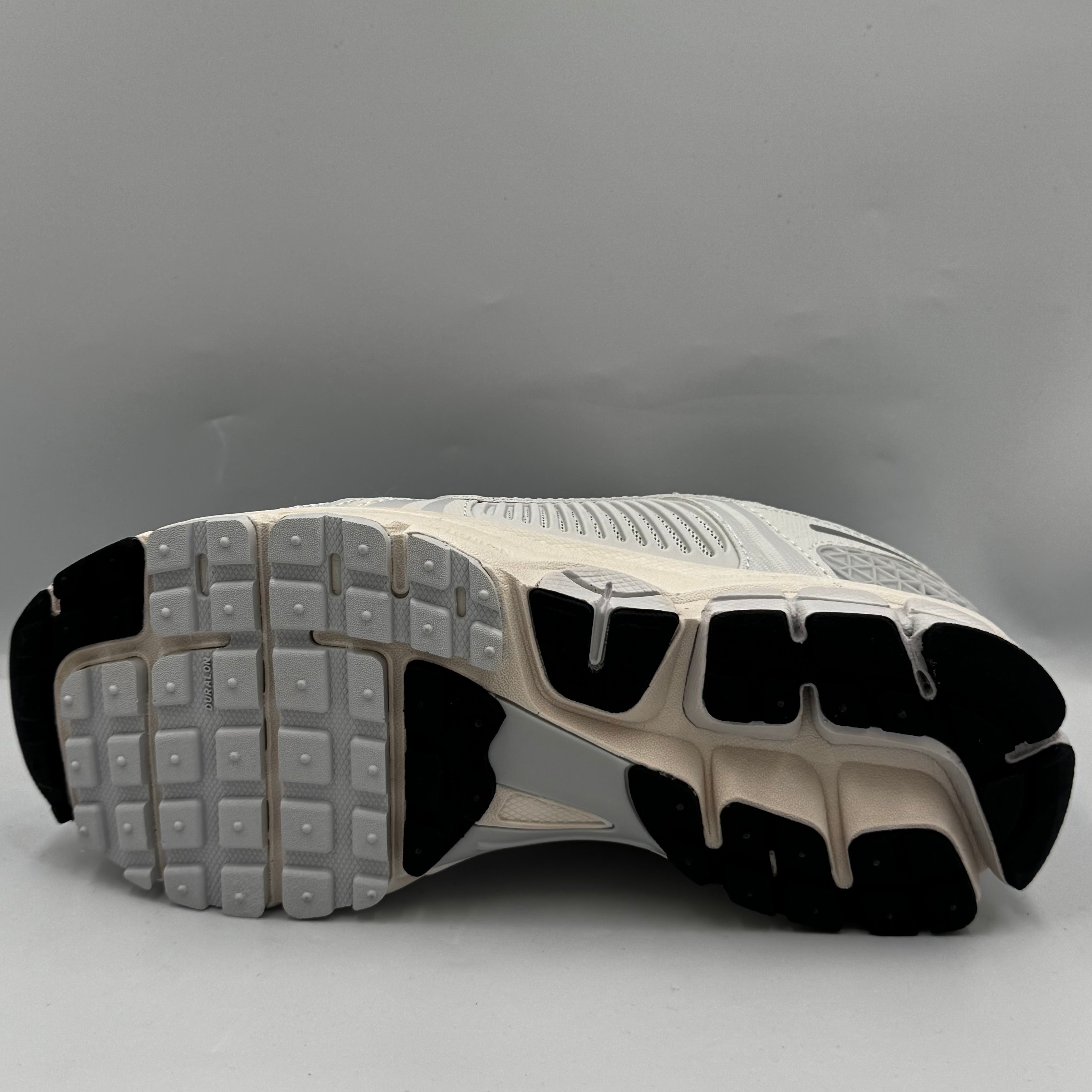 NIKE ZOOM VOMERO 5 GREY