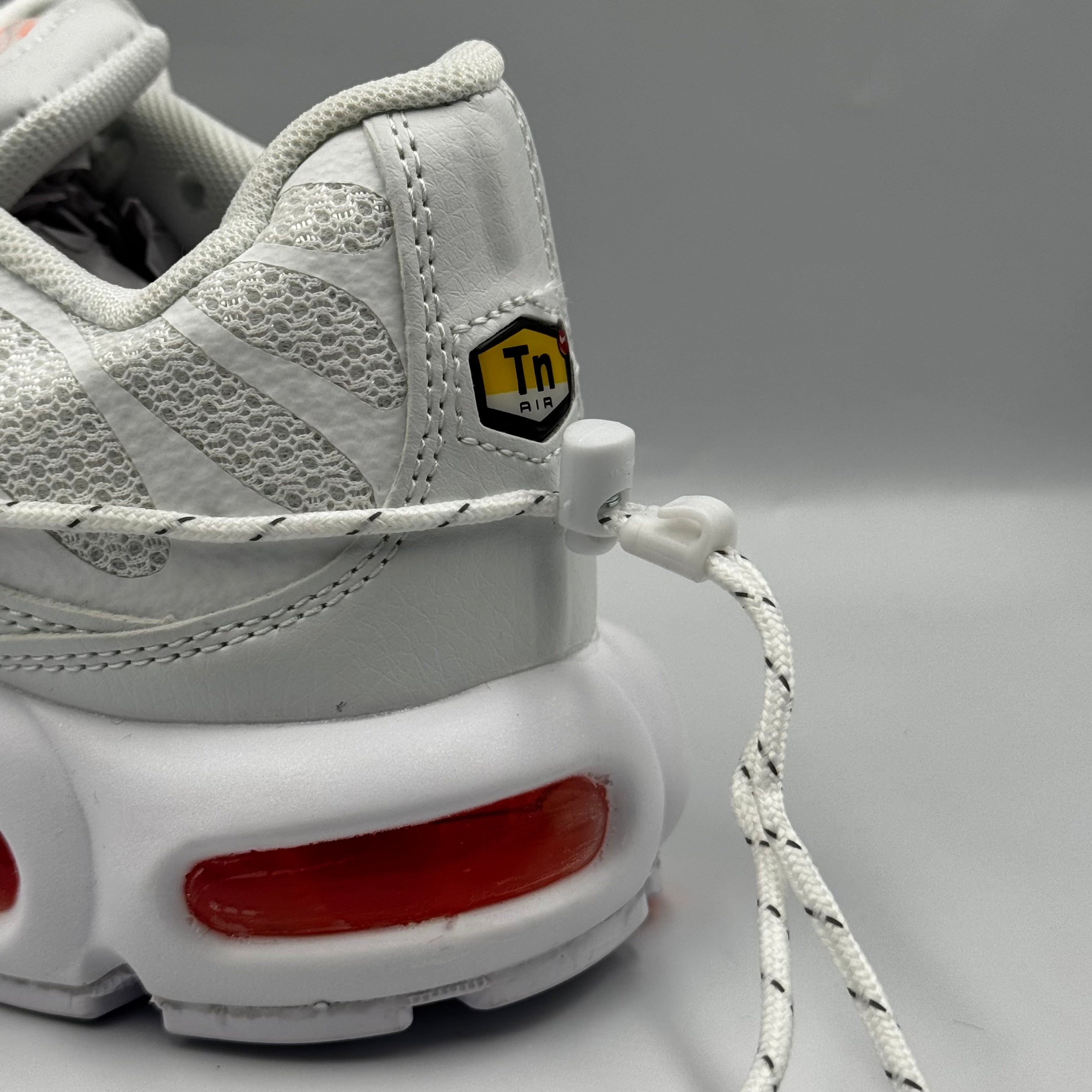 TN AIR UTILITY WHITE ( SUPER GOOD )