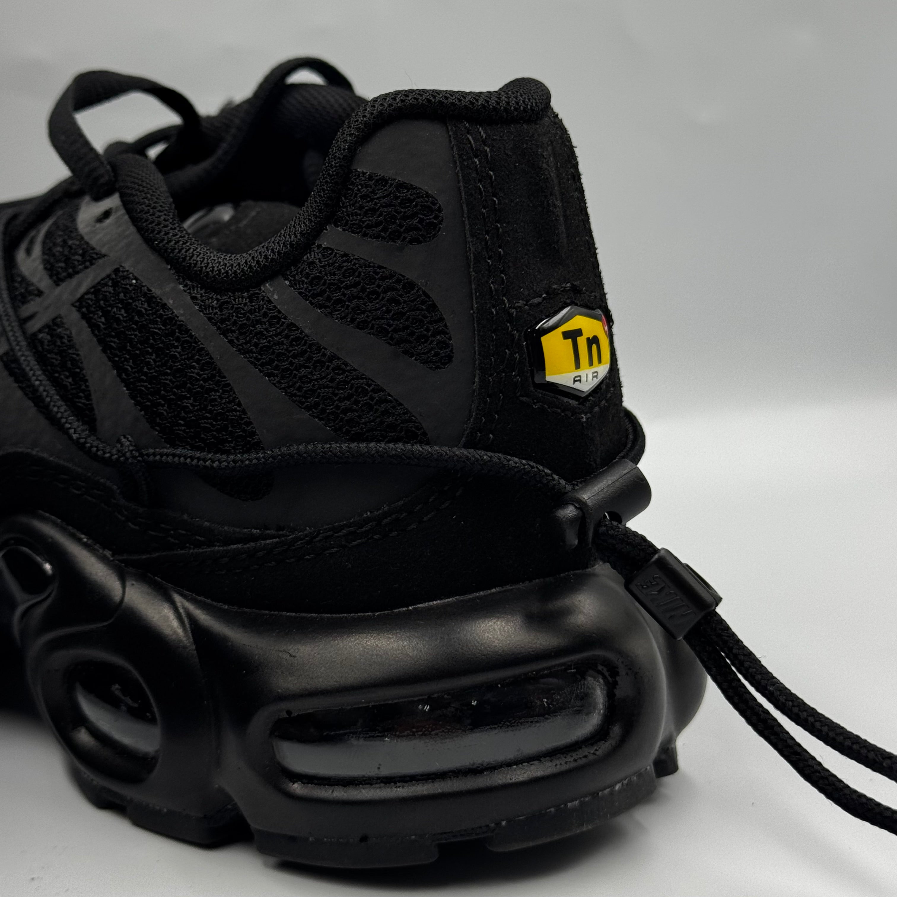 TN AIR UTILITY BLACK ( SUPER GOOD )