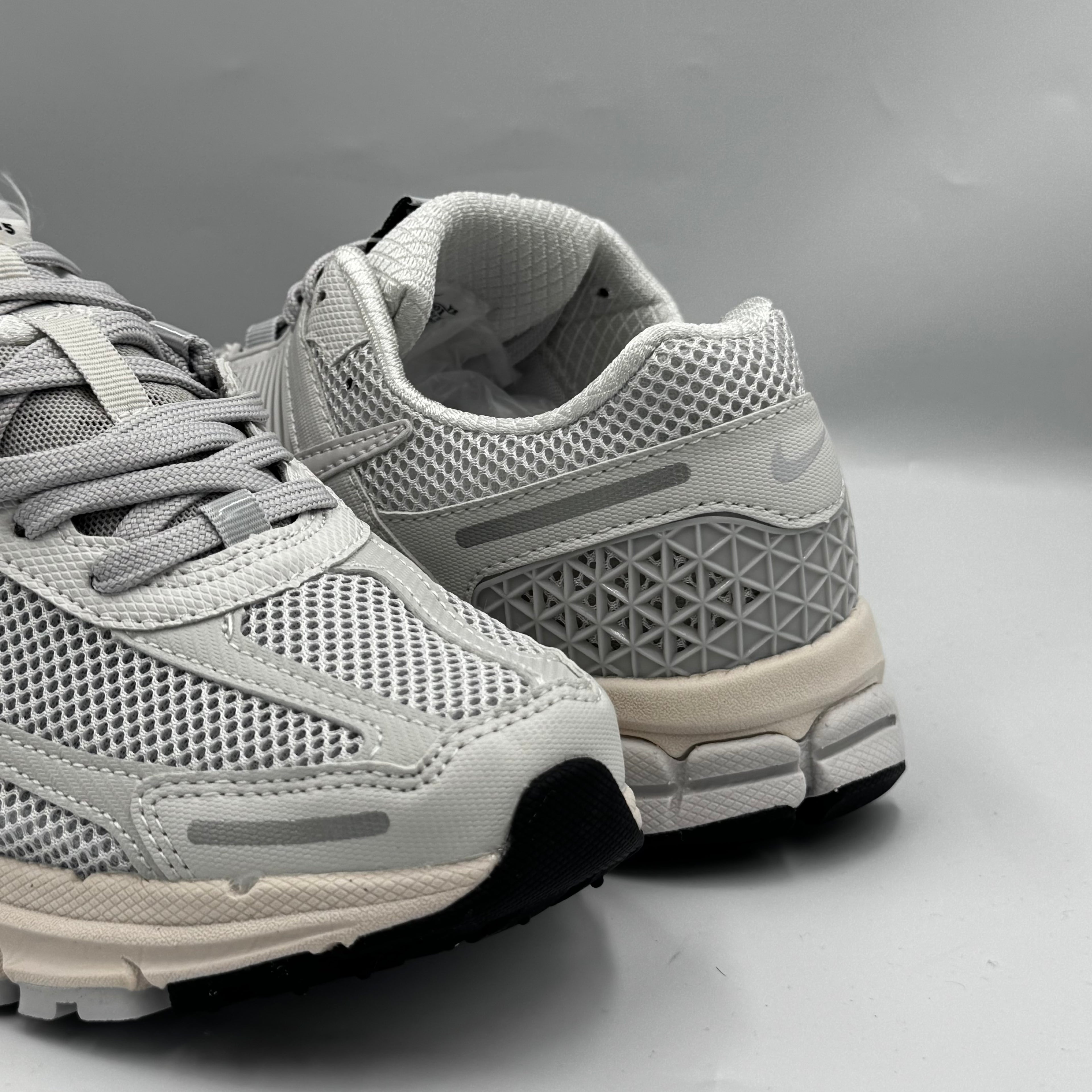 NIKE ZOOM VOMERO 5 GREY